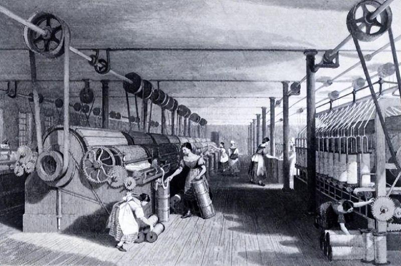 1. 蒸汽时代工厂底层约束（1800–1880）第一次工业革命依靠中央蒸汽机驱动全厂：厂房中心安放一台巨型蒸汽主机，天花板贯穿一整根钢制传动轴，通过无数皮带、滑轮把动力分给每台机床